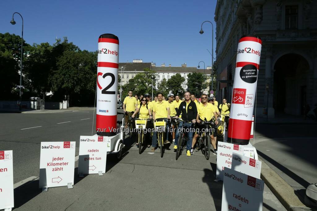 Raiffeisen Fahrradtruppe zum Start des Yellow Day bei Vizebürgermeisterin Renate Brauner (Foto: Roland Rudolph, RLB NÖ-Wien) (15.05.2013) 
