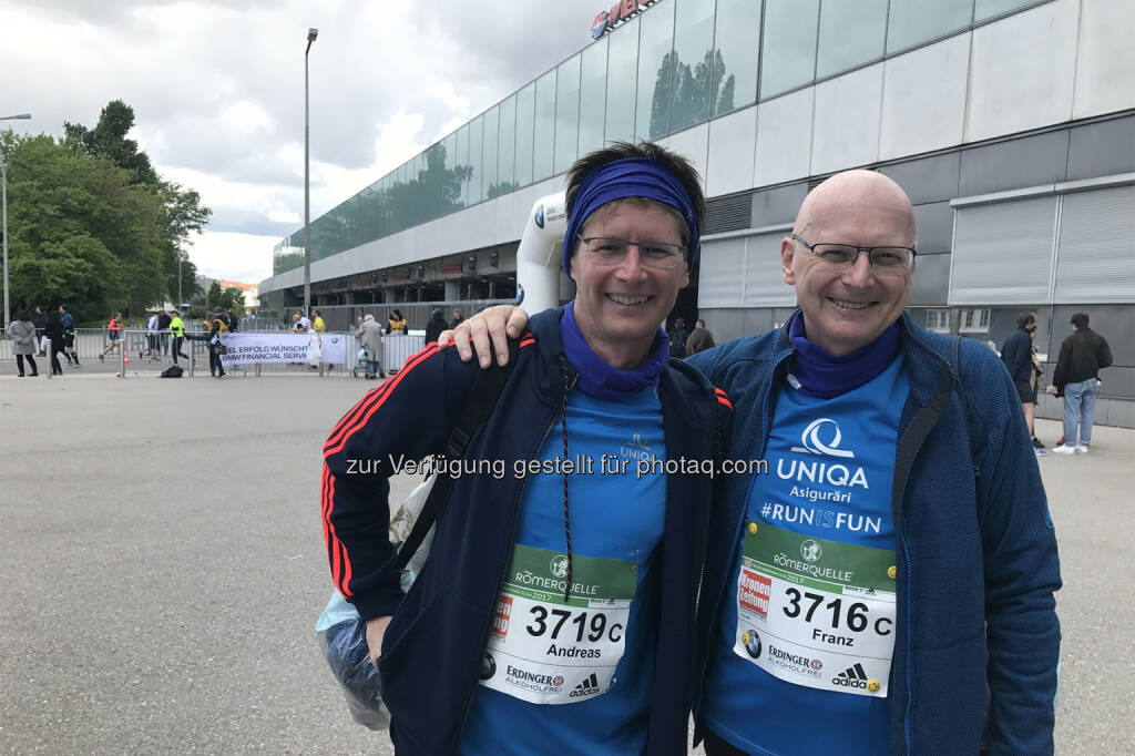 Uniqa Staffel-Teams beim Vienna City Marathon. Andreas Kößl (Vorstand Uniqa Österreich & International) und Franz Weiler (CEO Uniqa Rumänien) - Uniqa VitalCoach gibt Tipps: So erholen sich Läufer schneller nach einem Wettbewerb (Bild: Carolina Burger/Uniqa), © Aussender (24.04.2017) 