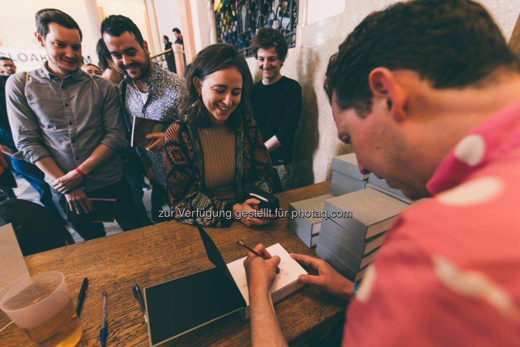 Großer Andrang bei der Signierstunde von UK Illustrator Mr Bingo - Forward Creatives OG: Forward Festival: 40 Speaker und 3.000 Besucher bei Österreichs größter Kreativkonferenz - vergangenes Wochenende im MAK (Fotocredit: @jmvotography) (25.04.2017) 