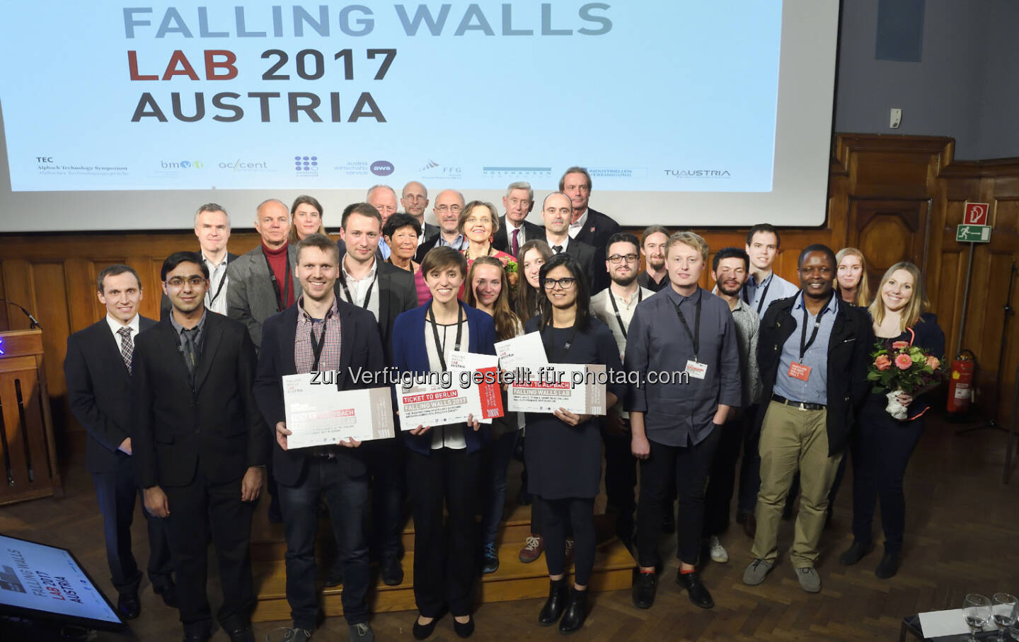 TeilnehmerInnen und Jury des Falling Walls Lab Austria 2017 - Alpbacher Technologiegespräche: Falling Walls Lab Austria: 14 Talente aus acht Nationen präsentierten ihre innovativen Ideen (Fotocredit: AIT / Johannes Zinner)