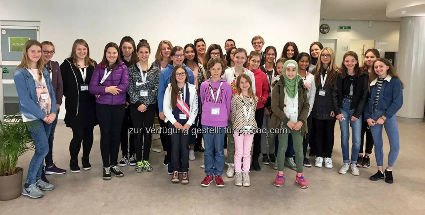 Gruppenbild mit jungen Besucherinnen beim Töchtertag bei Drei - Hutchison Drei Austria Gmbh: Drei: Technik von Frauen für Frauen beim 18. Wiener Töchtertag (Fotograf: Hutchison Drei Austria GmbH / Fotocredit: Drei)