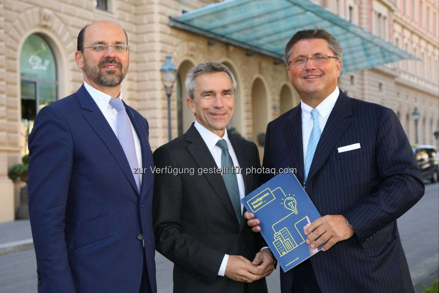 Christian B. Maier (CFO der PORR AG), Hans Wenkenbach (COO der PORR AG), Karl-Heinz Strauss (CEO der PORR AG) - PORR AG: PORR überzeugt 2016 erneut mit Leistungs- und Ergebnissteigerung (Fotocredit: PORR AG/APA-Fotoservice/Schedl)