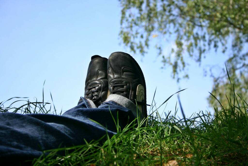 Pause, Relax, Entspannen, Unterbrechung, Natur, Frühling, Sommer, Frühjahr, Schuhe (Bild: Pixabay/Catkin https://pixabay.com/de/schuhe-füße-ausruhen-pause-sommer-1723627/ ) (27.04.2017) 