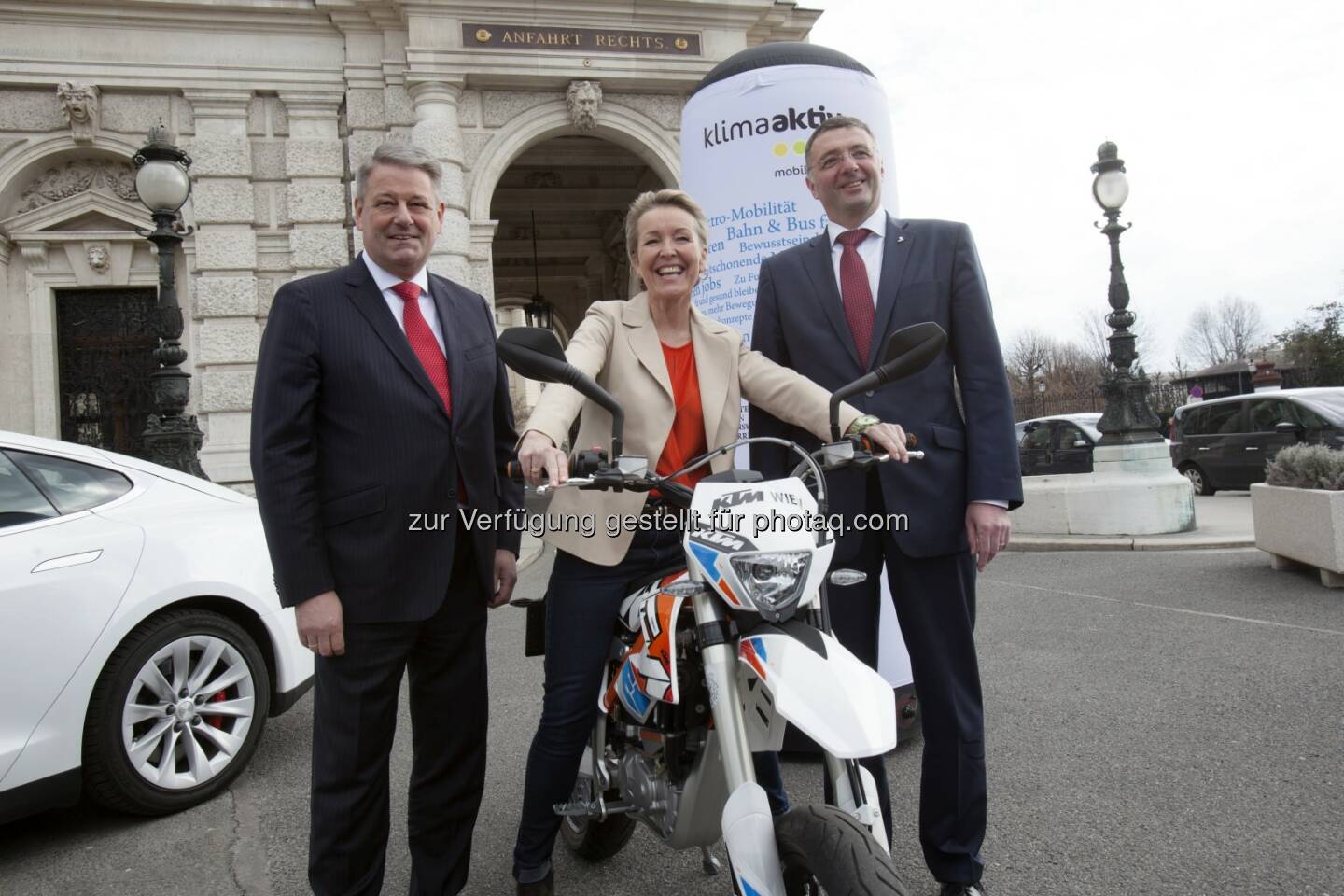 Bundesminister Andrä Rupprechter, Bundesminister Jörg Leichtfried und Generalsekretärin der Arge2Rad Karin Munk - Ministerium für ein lebenswertes Österreich: Rupprechter/Leichtfried: Förderaktion für E-Zweiräder nimmt Fahrt auf (Fotocredit: Alex Halada)