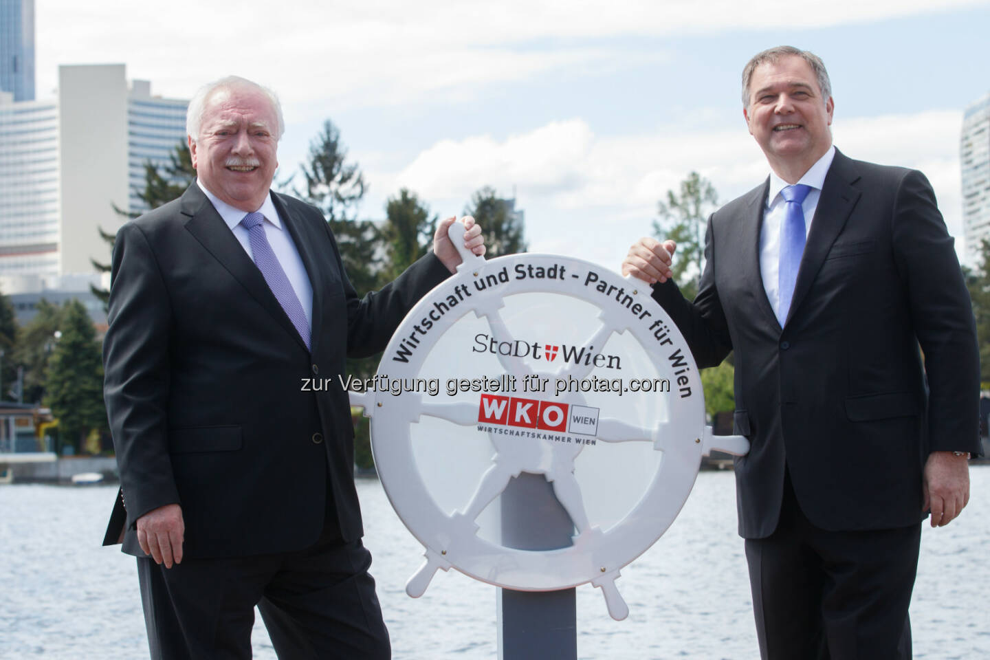 Wirtschaftskammer Wien - Präsident Walter Ruck (r.) und Bürgermeister Michael Häupl eröffnen die Saison an der Alten Donau. - Wirtschaftskammer Wien: „Anrudern“: Ruck und Häupl eröffnen Saison an der Alten Donau (Fotocredit: Florian Wieser)