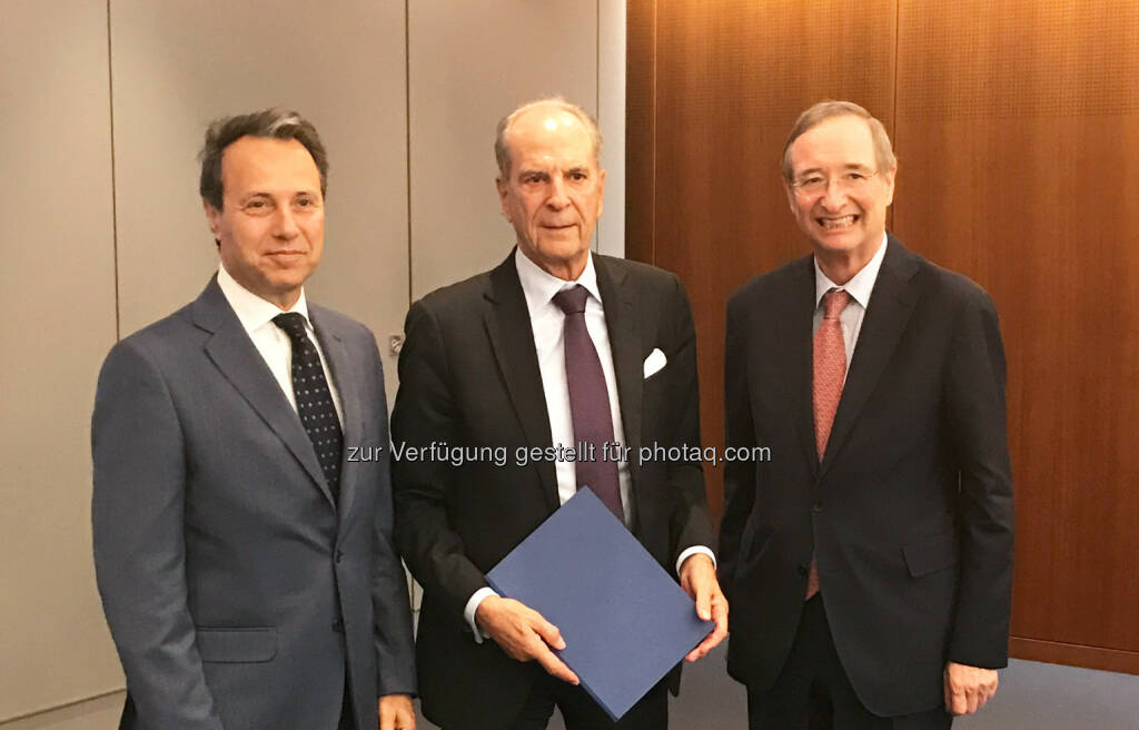 WKÖ-Präsident Christoph Leitl (re.) übergibt mit Arnaldo Abruzzini (Mitte), Generalsekretär EUROCHAMBRES, Forderungen der Global Chamber Platform an B20-Vorsitzenden Jürgen Heraeus (li) - Wirtschaftskammer Österreich: Global Chamber Platform erteilt wachsendem Protektionismus eine klare Absage (Fotocredit: WKÖ), © Aussender (02.05.2017) 