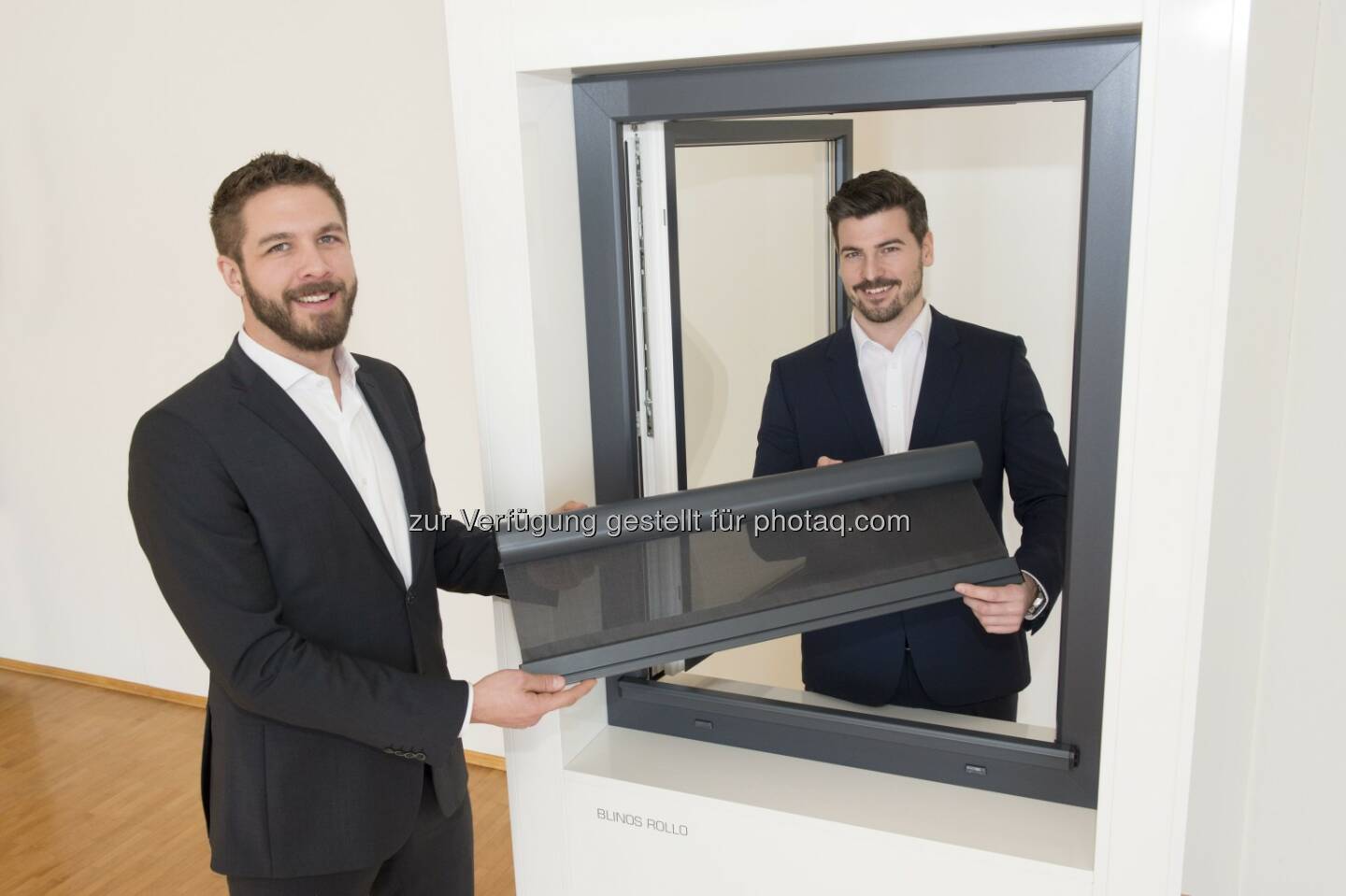 Stefan Hofinger und Philipp Pamminger mit ihrer patentierten Weltneuheit: BLINOS Rollo - BLINOS GmbH: Wenn die Sonne Wohnungen in Brutkästen verwandelt: Das klemmbare BLINOS Außenrollo schafft Abhilfe (Fotograf: ANDREAS HAUCH / Fotocredit:BLINOS)