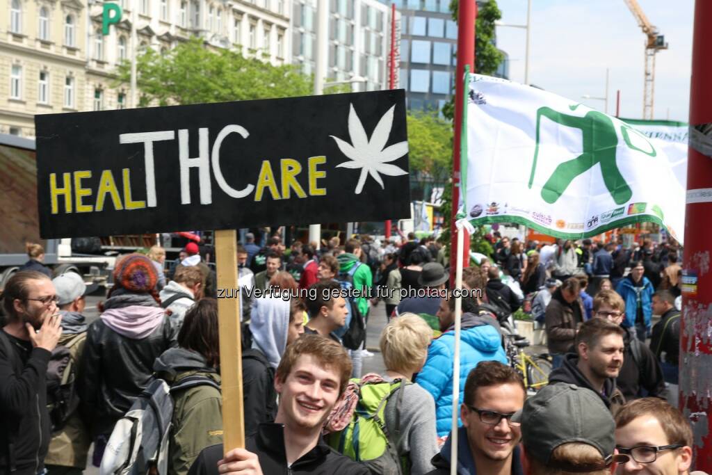 Ein Teilnehmer des Hanf Wandertags mit Schild - Österreichischer Hanf Verband: Der Deutsche Hanfverband ruft zum Global Marijuana March 2017 (Fotograf: David Rosse / Fotocredit:ÖHV - Hanfverband.at), © Aussender (04.05.2017) 