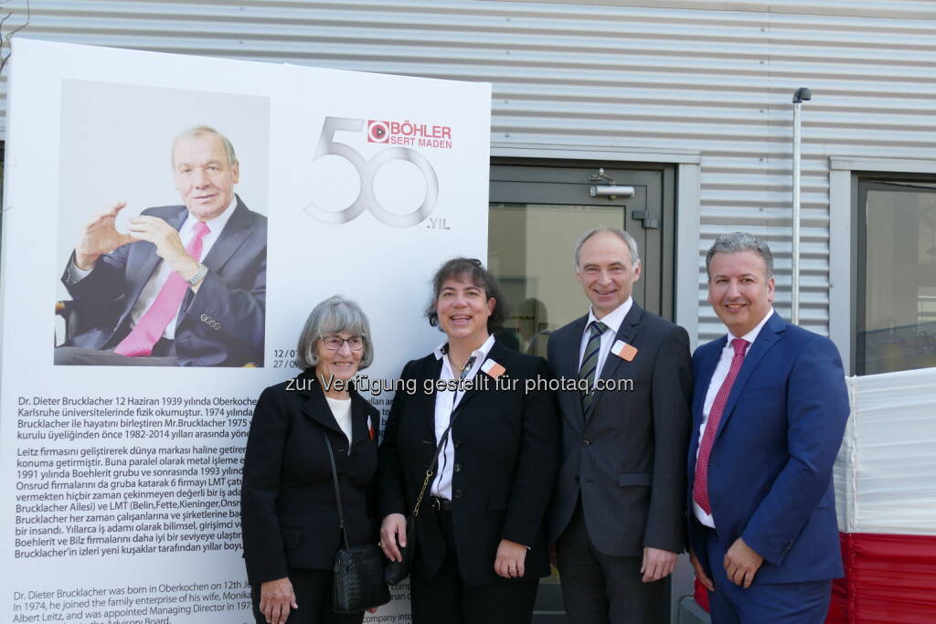 50 Jahre Böhler Sert Maden. Die Gründerfamilie vor dem Bild des im Vorjahr verstorbenen Dr. Dieter Brucklacher. v.l.n.r.: Monika Elisabeth Brucklacher, Dr. Cornelia Brucklacher, Johann Werl, CEO Bohlerit Kapfenberg, Cüneyt Dik, CEO Böhler Sert Maden. Foto: Ulrich Ahamer, wortfabrik. - Boehlerit GmbH & Co.KG: Für Boehlerit ist die Türkei nach Österreich zweiter Heimatmarkt (Fotocredit: Ulrich Ahamer, wortfabrik), © Aussender (05.05.2017) 