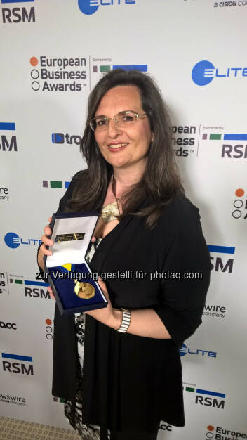 Gabriela Maria Straka, Kommunikation, PR & CSR bei der Brau Union Österreich, nahm den Preis in Dubrovnik entgegen. - Brau Union Österreich AG: European Business Awards: Brau Union Österreich unter den Top 10 (Fotocredit: European Business Award 2016/2017), © Aussender (05.05.2017) 