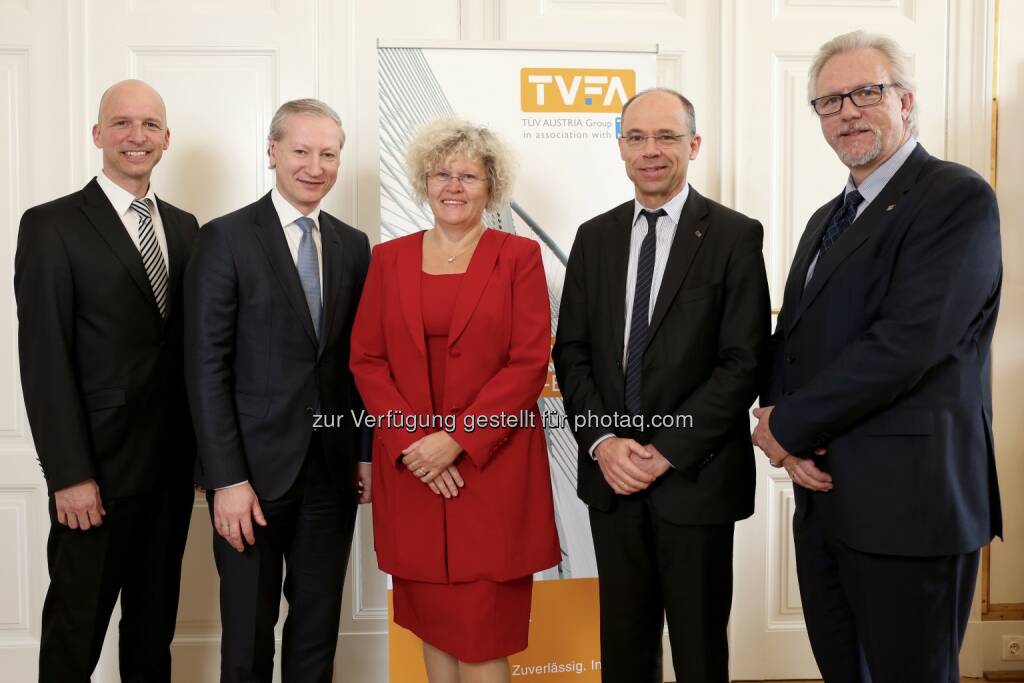 TÜV AUSTRIA übernimmt Mehrheit der Technischen Versuchs- und Forschungsanstalt (TVFA) der TU Wien: Joachim Rajek, Prokurist und wissenschaftlicher Leiter TVFA, Stefan Haas, CEO TÜV AUSTRIA, Sabine Seidler, Rektorin TU Wien, Christoph Wenninger, CFO TÜV AUSTRIA, Gerhard Höltmann, Geschäftsführer TVFA, © TÜV AUSTRIA, Andreas Amsüss. - TÜV AUSTRIA Gruppe: Praxiserfahrung trifft Forschungsexpertise (Fotograf: andreas amsuess / Fotocredit: TÜV AUSTRIA), © Aussender (08.05.2017) 