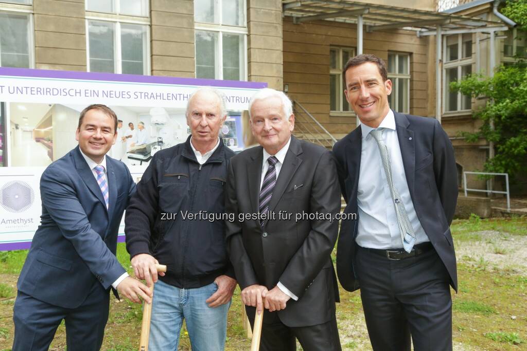 Dr. Paul Stuchetz, Geschäftsführer Amethyst Österreich, Avner Goldenberg Gesellschafter Amethyst Group, Prim. Dr. Walter Ebm, Vorstand Wiener Privatklinik, Ludovic Robert Gesellschafter Amethyst Group - Amethyst Radiotherapy Austria GmbH: Spatenstich für das erste private Strahlentherapiezentrum in Österreich (Fotocredit: Amethyst Radiotherapy Austria GmbH/APA-Fotoservice/Richard Tanzer), © Aussender (09.05.2017) 