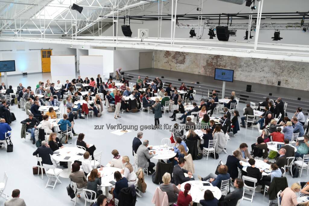 Beim ersten Innovationsdialog für Bildung bauen 300 Menschen in der ehemaligen Anker-Expedithalle in Wien Favoriten an der Bildung von Morgen - OeAD (Österreichische Austauschdienst)-GmbH: Innovationsstiftung für Bildung: Bildungssystem radikal neu denken (Fotocredit: Innovationsstiftung für Bildung/Philipp Monihart), © Aussender (12.05.2017) 