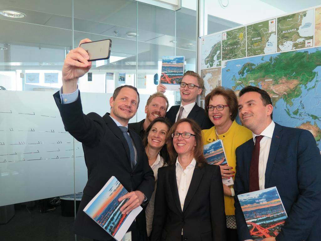 OMV - Bernhard Heneis: Selfie-time: After weeks of hard work our colleagues finally received the first copies of the OMV Annual Report 2016. Download your copy here: http://bit.ly/2r7973M (13.05.2017) 