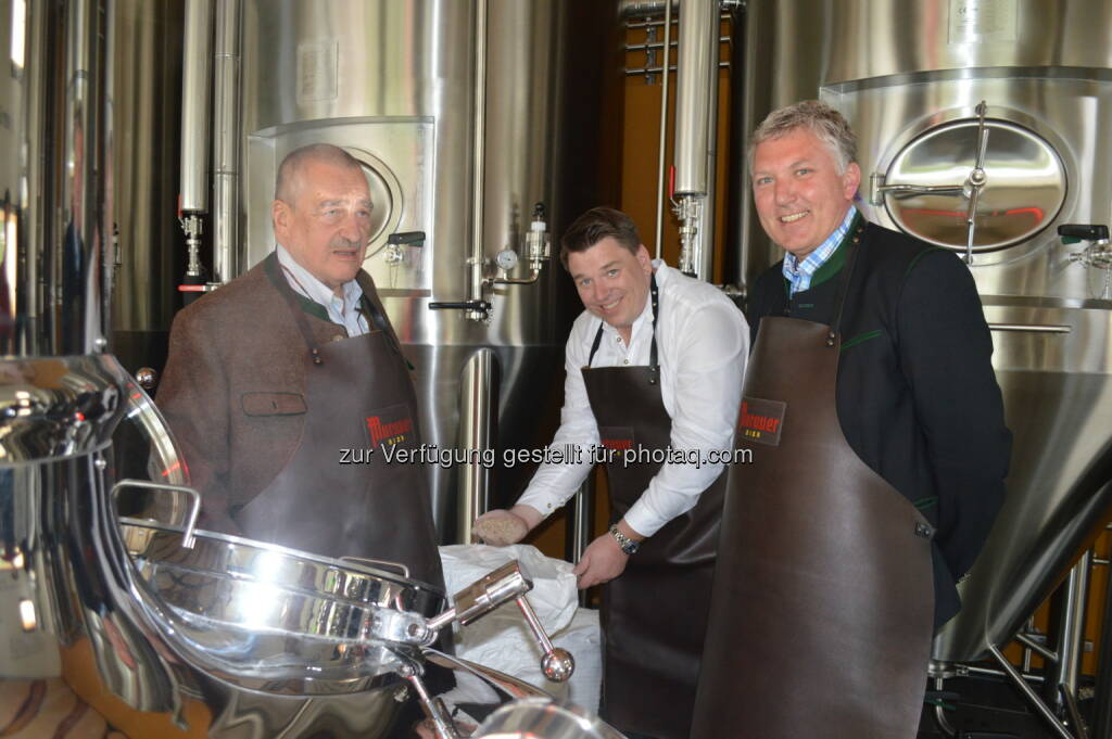 Karel Schwarzenberg, Braumeister Johann Zirn und Bürgermeister Thomas Kalcher beim Einmaischen des Schwarzenberg'schen Bieres. - Ausstellung Murau: Ein Bier für Karel Schwarzenberg (Fotocredit: Murauer Bier), © Aussender (15.05.2017) 