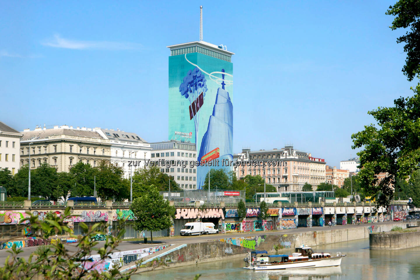 Der serbische Künstler Mihael Milunović setzt mit seinem überdimensionalen Kunstwerk ein Bergmassiv ins Wiener Stadtzentrum - Wiener Städtische Versicherungsverein: Zehnte Ringturmverhüllung zeigt „Weitblick“ am Wiener Donaukanal (Fotocredit: Robert Newald/Wiener Städtische Versicherungsverein)