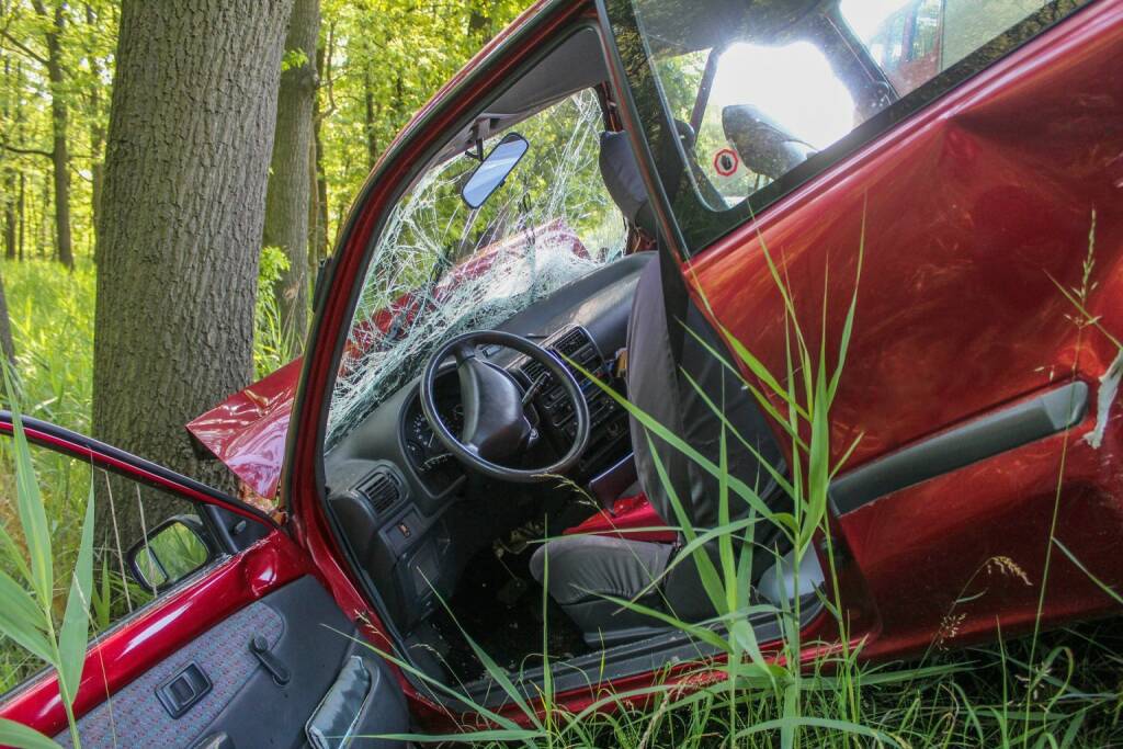 Crash, Unfall, Autounfall (Bild: Pixabay/Rico_Loeb https://pixabay.com/de/unfall-crash-baum-auto-pkw-panne-2161956/ ) (15.05.2017) 