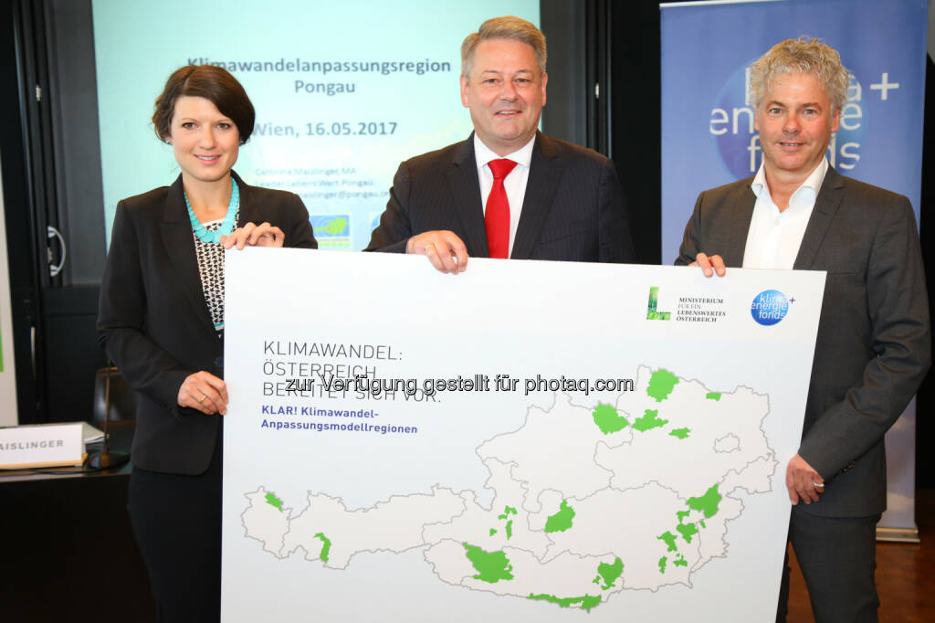 Cathrine Maislinger (Geschäftsführerin und Leader Managerin Leader Lebens.Wert.Pongau, stellvertretend für den Regionalverband Pongau), Andrä Rupprechter (Bundesminister für Land- und Forstwirtschaft, Umwelt und Wasserwirtschaft), Ingmar Höbarth (Geschäftsführer Klima- und Energiefonds) - Klima- und Energiefonds: Klimawandel: Österreichs Regionen bereiten sich vor (Fotocredit: Klima-und Energiefonds/APA-Fotoservice/Schedl), © Aussender (16.05.2017) 