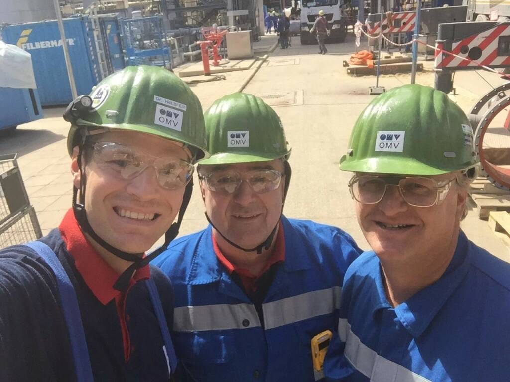 OMV - Our Board member Manfred Leitner visited the Schwechat refinery last week, where a so-called 'Turnaround' is currently underway. He met up with the highly motivated team, and even though this major project is keeping everyone very busy, there's always time for a selfie :) Find out more in our video: http://bit.ly/2oslVo0 (17.05.2017)