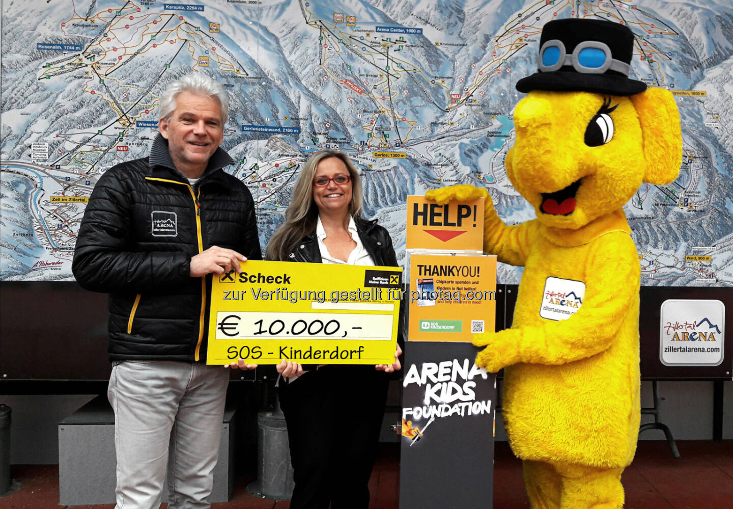 Zillertal Arena GF Franz Kranebitter überreichte den Scheck gemeinsam mit dem Arena-Maskottchen FUNTy an Frau Manuela Mader von SOS-Kinderdorf. - Zillertal Arena: Zillertal Arena spendet € 10.000,- an SOS Kinderdorf (Fotocredit: Zillertal Arena)