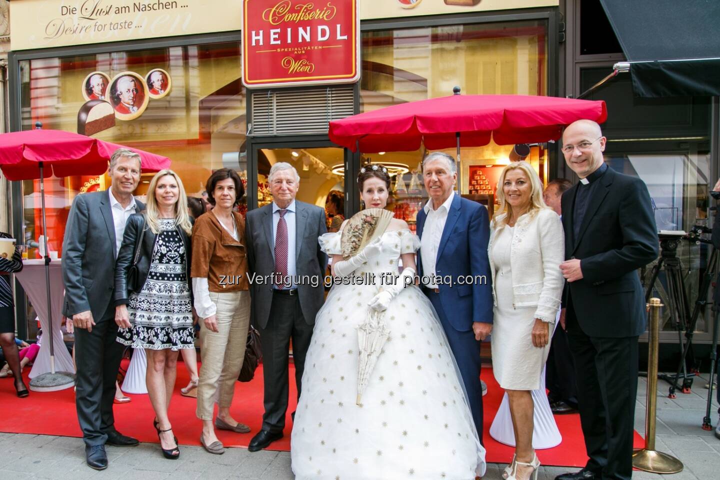 Andreas Heindl (GF) mit Gattin Susanna, Bezirksvorsteher-Stv. Mag. Isabelle Jungnickel, Walter Heindl Senior (Firmengründer), Sissi, Walter Heindl (GF) mit Gattin Ruth, Dompfarrer Toni Faber - Confiserie Heindl: Confiserie Heindl - Mozart-Weltpremiere im neuen Flagship-Store (Fotocredit: Confiserie Heindl/APA-Fotoservice/Rastegar)