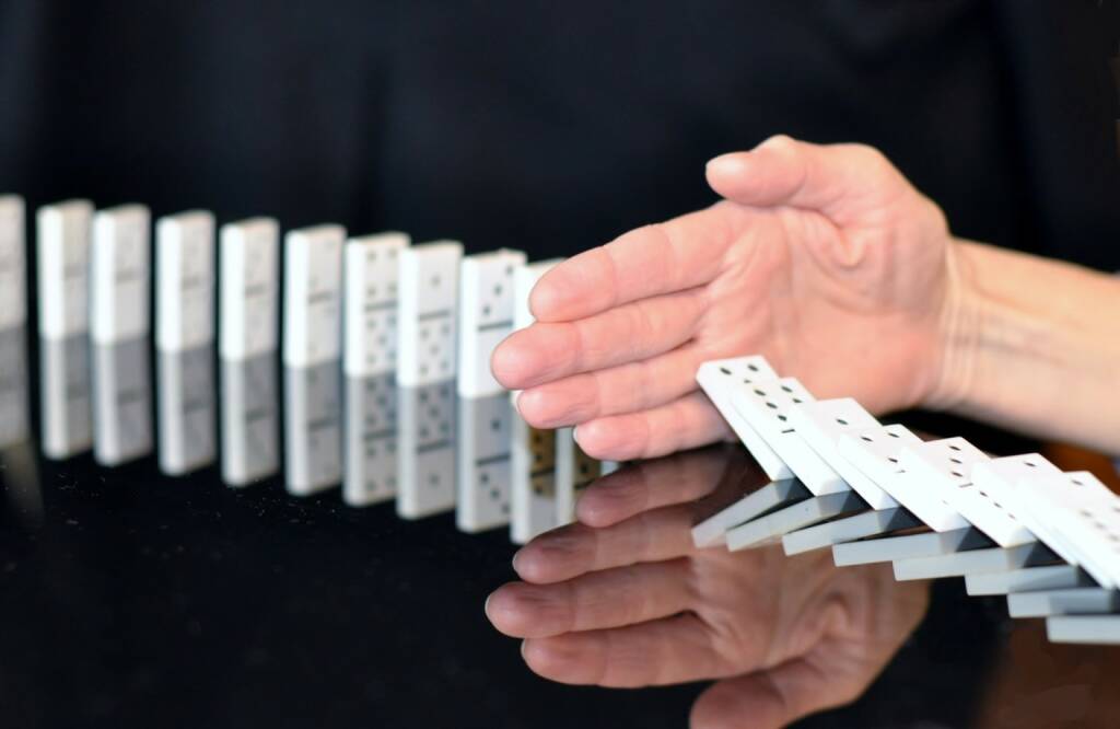 Domino, Serie, Ende, Unterbrechung, Break, Stopp, Pause, Stop (Bild: Pixabay/ivanacoi https://pixabay.com/de/domino-hand-stopp-korruption-665547/ ) (18.05.2017) 