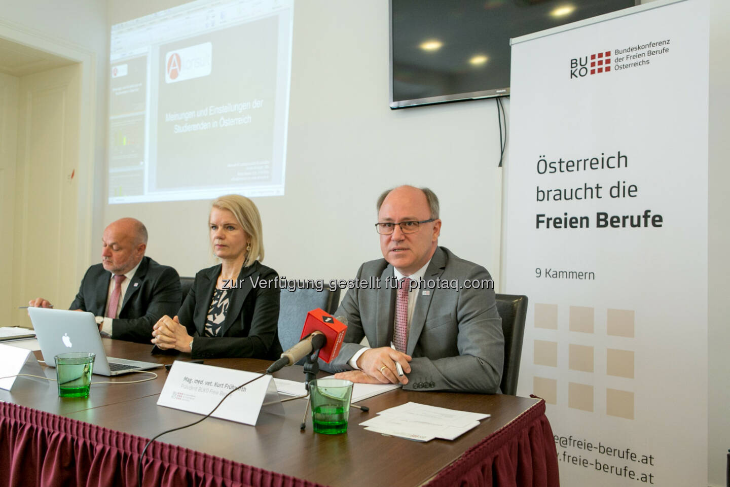 Rudolf Kolbe, Vizepräsident der Bundeskammer für ZiviltechnikerInnen, Kristin Allwinger, Meinungsforscherin Akonsult, Kurt Frühwirth, Präsident der Bundeskonferenz der Freien Berufe  - Bundeskonferenz der Freien Berufe Österreichs: Selbstständigkeit ist in - 80 Prozent der Studierenden der Fächer der Freien Berufe können sich Selbstständigkeit vorstellen (Bild: Martina Draper)