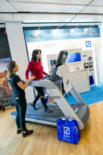 Diana Klein (Strabag), Laufband https://evofitness.at , Deutsche Bank X-markets, Börsentag Wien, 20.5.2017, © Martina Draper photaq.com (am Ende der Diashow zusätzlich diverse Handy-Pics) (21.05.2017) 