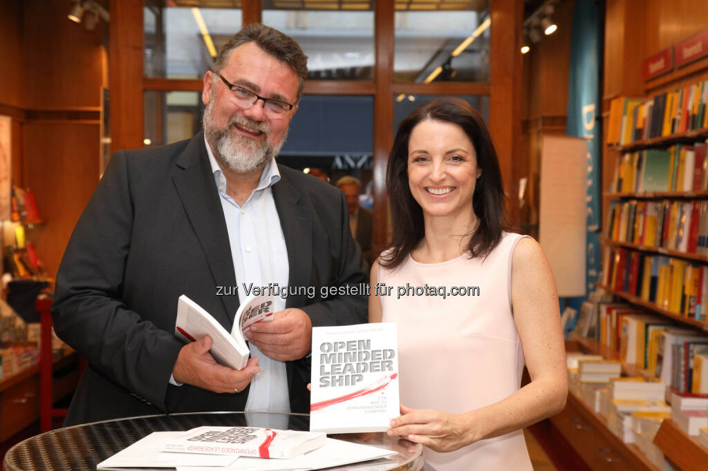 Ing. Ronald Thoma, MBA und Mag. Dr. Nana Walzer - Dr. Nana WALZER: OPEN MINDED LEADERSHIP. Ein Weg zu herausragender Führung (Fotocredit: Dr. Nana Walzer/APA-Fotoservice/Schedl), © Aussender (22.05.2017) 