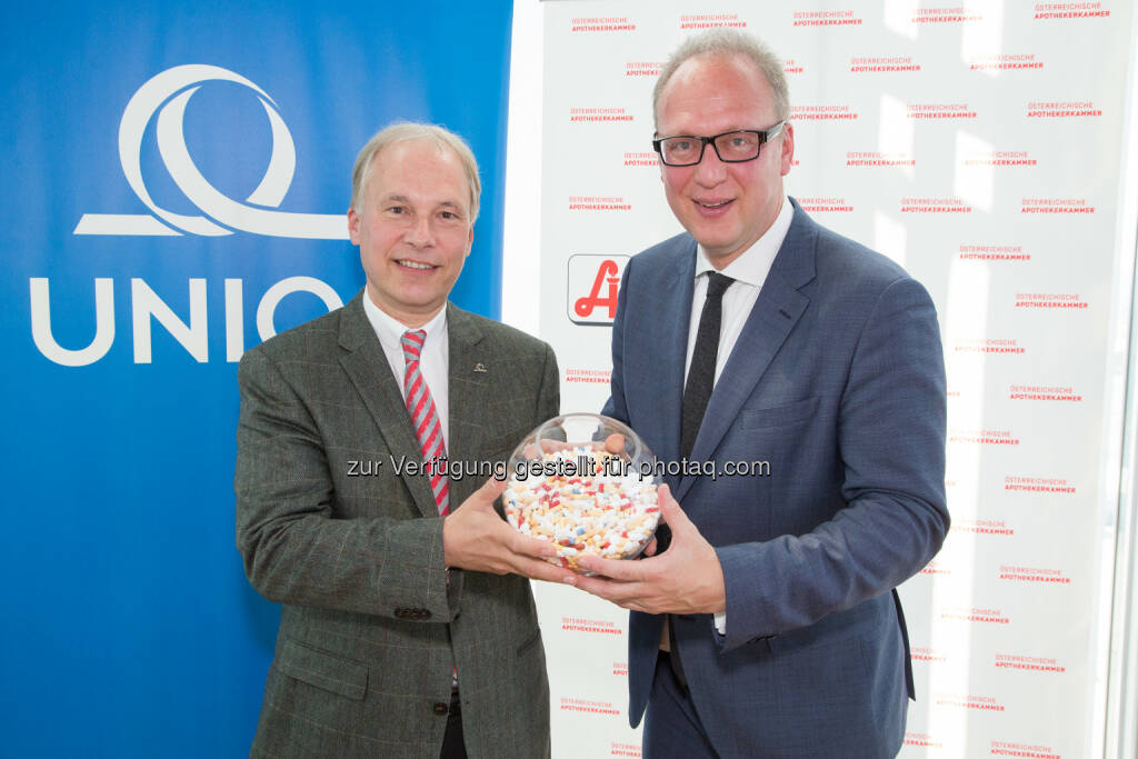 Peter Eichler (Mitglied des Vorstands UNIQA Österreich Versicherungen AG), Max Wellan (Präsident der Österreichischen Apothekerkammer) - Österreichische Apothekerkammer: Intensivberatung in der Apotheke: Medikationsmanagement wirkt (Fotocredit: Österr.Apothekerkammer/APA-Fotoservice/Juhasz), © Aussender (22.05.2017) 