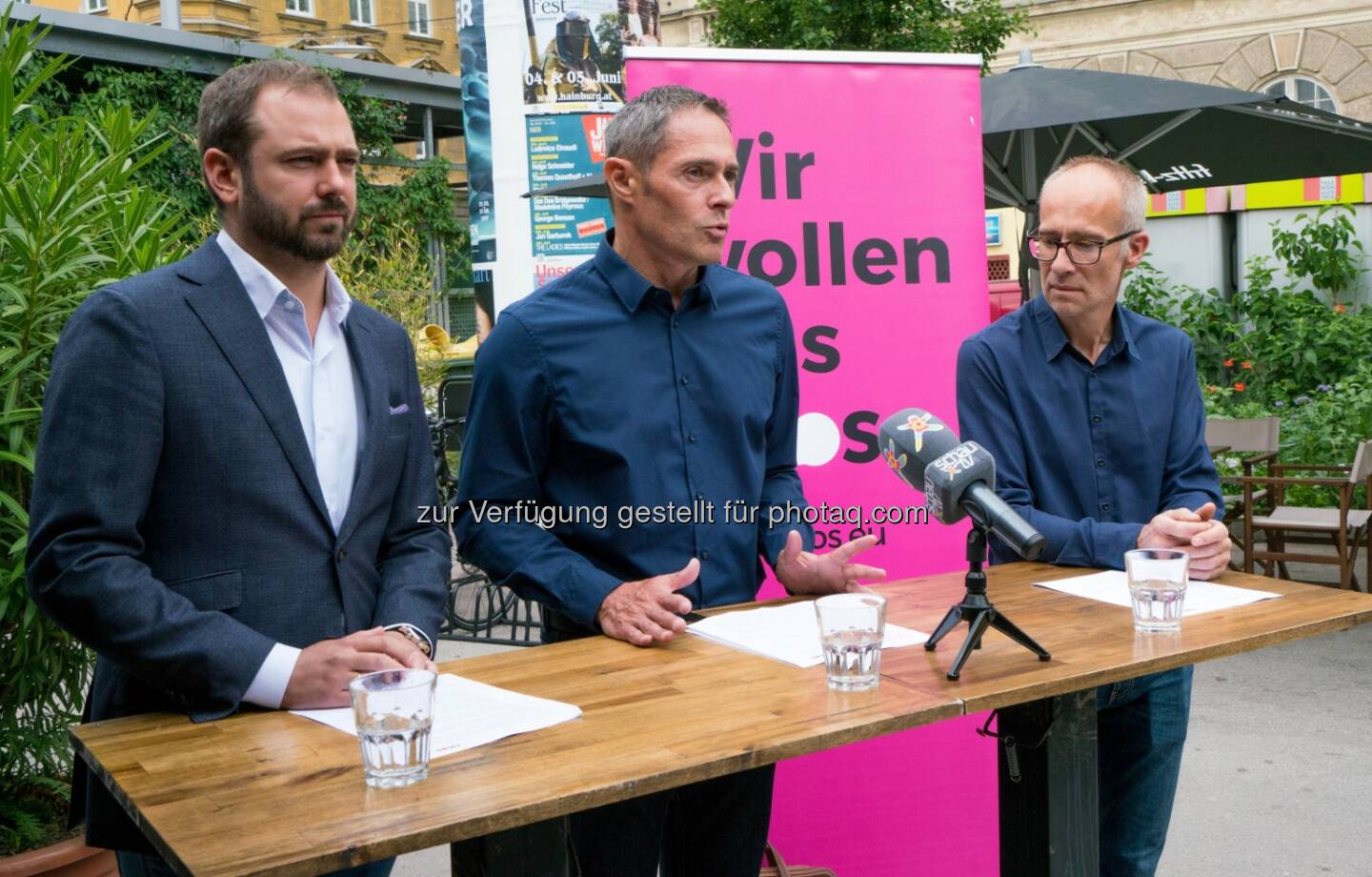 Markus Ornig (Wirtschaftssprecher NEOS Wien), Christian Moritz (Klubobmann NEOS Leopoldstadt), Georg Holzer (Café Nelke am Volkertmarkt) - Neos – Klub im Wiener Rathaus: NEOS Wien/Leopoldstadt: Steht der Volkertmarkt vor dem Aus? (Fotocredit: NEOS Wien)