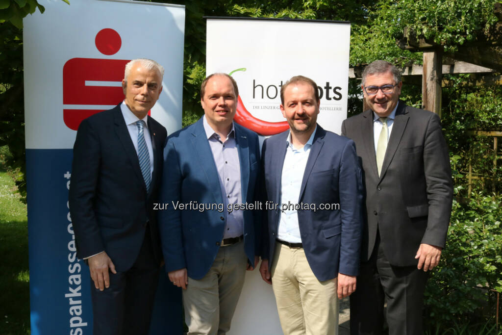 Vorstand der Sparkasse OÖ Herbert Walzhofer, Obmann der hotspots Vereinigung Johannes Roither, Vizebürgermeister Bernhard Baier, Tourismusdirektor Georg Steiner - hotspots: CULINARYartFESTIVAL 2017 - ESSEN AN UNGEWÖHNLICHEN ORTEN (Fotograf: ERICH PETSCHENIG / Fotocredit: Hotspots), © Aussender (24.05.2017) 