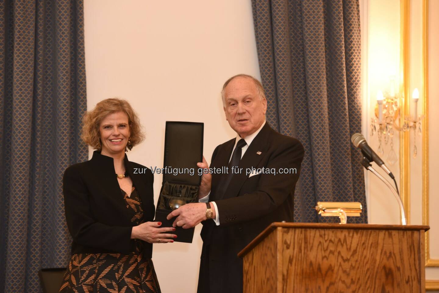 Generaldirektorin Sabine Haag und Ronald Lauder - Kunsthistorisches Museum: Ehrung für KHM-Generaldirektorin Sabine Haag in New York – Ronald Lauder und Jeff Koons gratulieren (Fotograf: Patrick McMullan / Fotocredit: AAF)