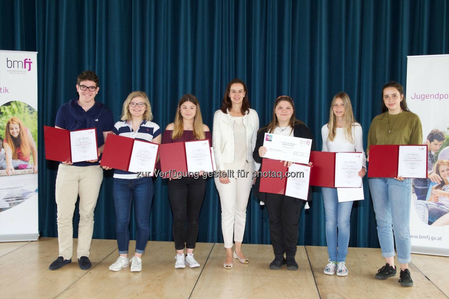 Jugendministerin Sophie Karmasin mit den Siegerinnen und dem Sieger der einzelnen Kategorien des 65. Bundes-Jugendredewettbewerbs - Bundesministerium für Familien und Jugend: Jugendministerin Karmasin gratuliert den Preisträgerinnen und Preisträgern des 65. Bundes-Jugendredewettbewerbs (Fotocredit: Paul Feuersänger)