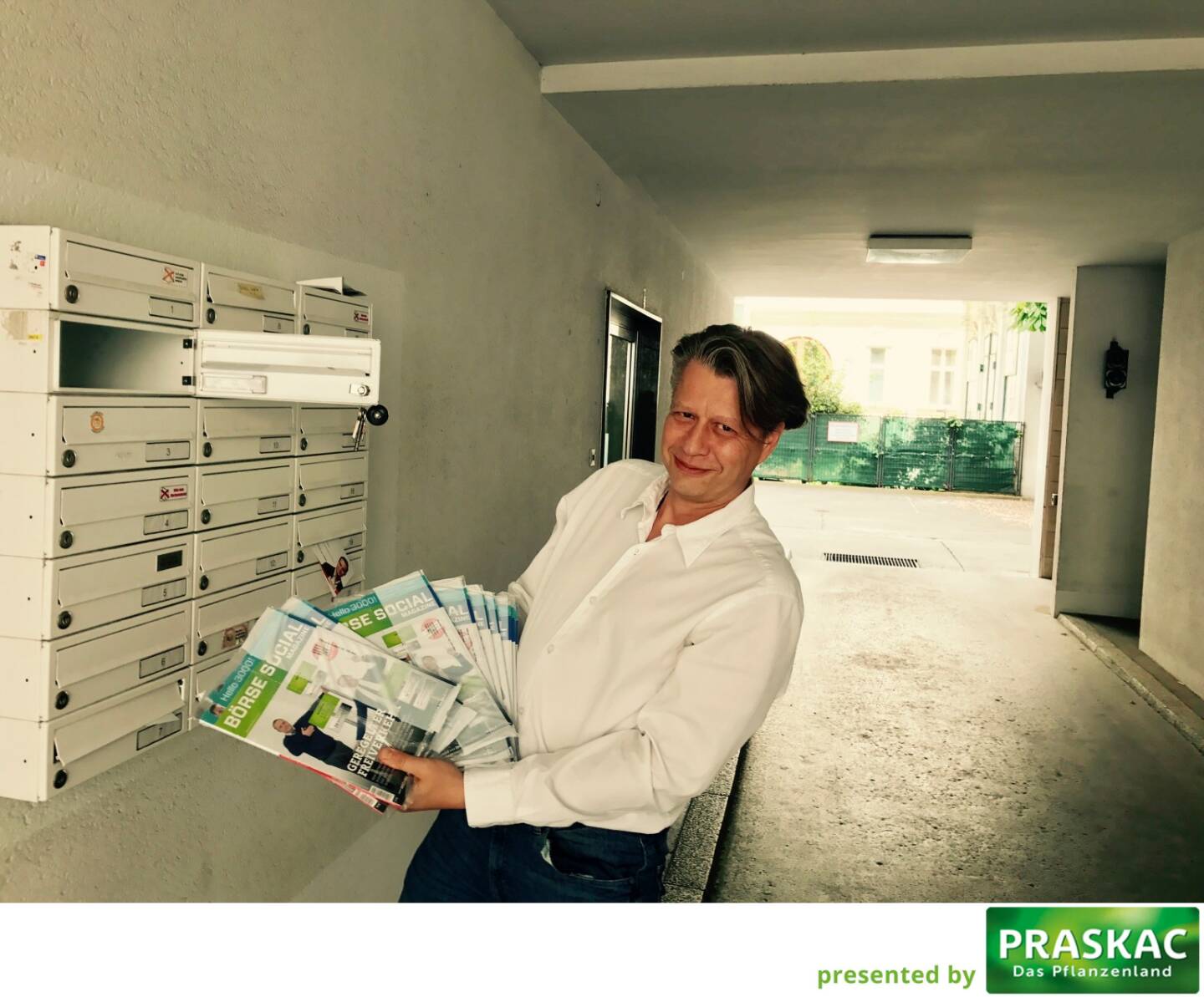 Robert Gillinger (Börse Express) mit den frischen Magazines in der Post