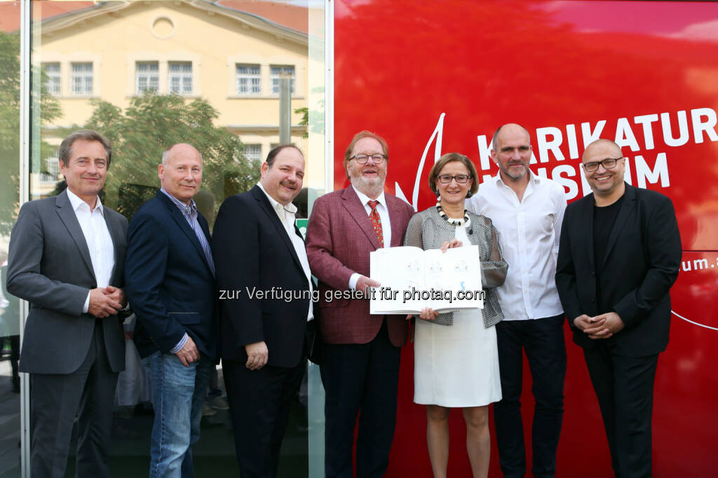 Vizebürgermeister Wolfgang Derler, Schauspieler Peter Faerber und Gerald Pichowetz, Agenturchef Johannes Kastner, Landeshauptfrau Johanna Mikl-Leitner, Geschäftsführer Kastner&Partners Thomas Grabner, künstlerischer Direktor Gottfried Gusenbauer - Karikaturmuseum Krems: Verleiht Flüüügel. 30 Jahre Cartoons von Red Bull. (Fotograf: Christian Redtenbacher / Fotocredit: Kunstmeile Krems), © Aussender (29.05.2017) 