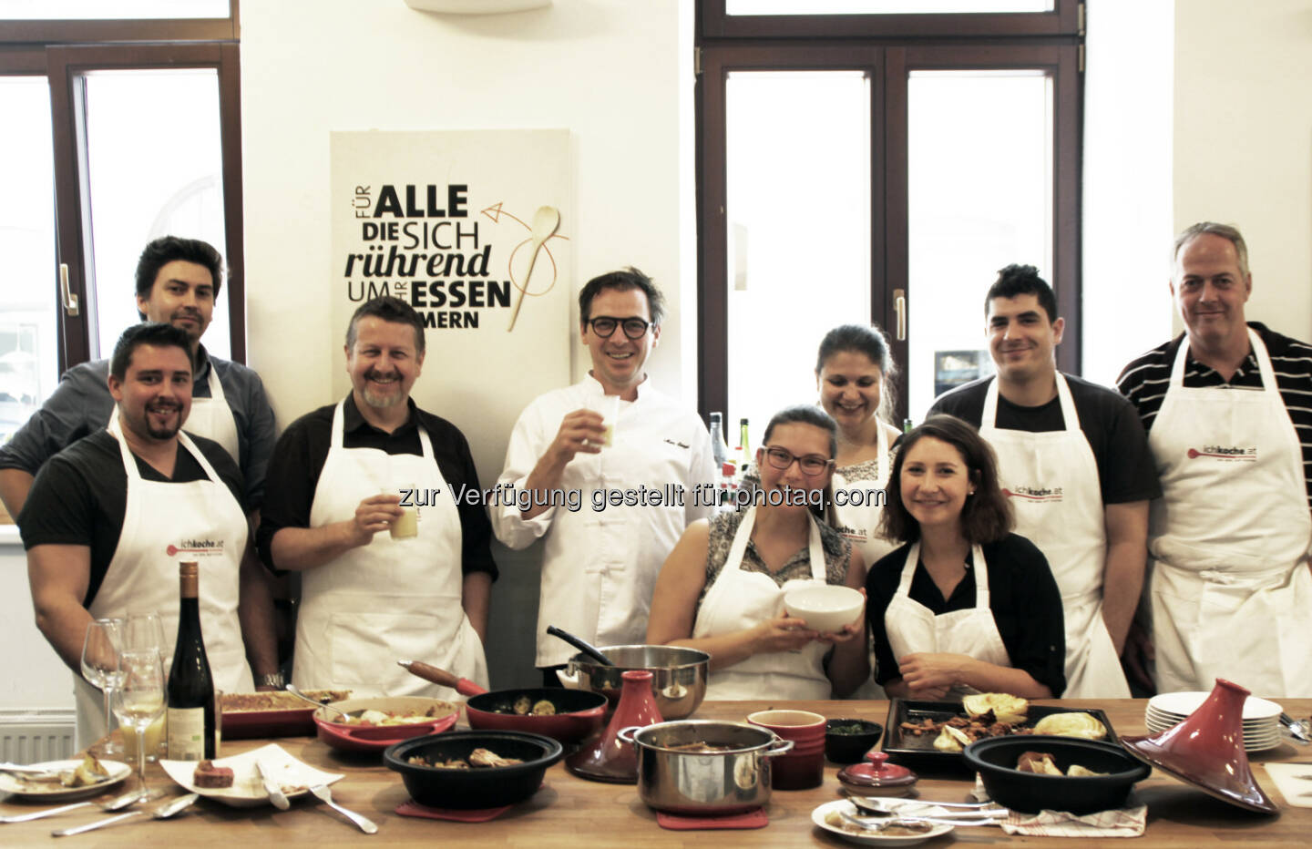 Spitzenkoch Max Striegl (Gut Purbach) mit weiteren Vortragenden sowie den MitarbeiterInnen von GOURMET beim Workshop „restLOS KOCHEN“ - GOURMET: GOURMET schult MitarbeiterInnen im sorgsamen Umgang mit Lebensmitteln (Fotocredit: Gourmet)