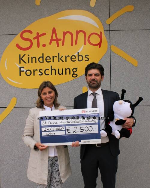 Mag. Andrea Prantl, Leiterin Spendenbüro St. Anna Kinderkrebsforschung, freute sich über die Spende von 2.500 Euro. Überreicht wurde ihr der Spendenscheck von Helmut Schweighofer, CEO von DB Schenker in Österreich und Südosteuropa - DB Schenker in Österreich: DB Schenker „Beat the Board“: Mitarbeiter sammelten beim Vienna City Marathon 2.500 Euro für St. Anna Kinderkrebsforschung (Fotocredit: DB Schenker), © Aussender (30.05.2017) 