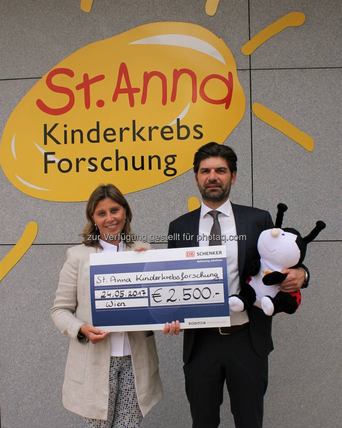 Mag. Andrea Prantl, Leiterin Spendenbüro St. Anna Kinderkrebsforschung, freute sich über die Spende von 2.500 Euro. Überreicht wurde ihr der Spendenscheck von Helmut Schweighofer, CEO von DB Schenker in Österreich und Südosteuropa - DB Schenker in Österreich: DB Schenker „Beat the Board“: Mitarbeiter sammelten beim Vienna City Marathon 2.500 Euro für St. Anna Kinderkrebsforschung (Fotocredit: DB Schenker)