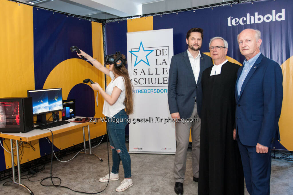 Damian Izdebski (Gründer, Vorstand und CEO der techbold AG), Bruder Peter Wiehart (Schulbruder und Lehrer der De La Salle Schule Strebersdorf), Walter Kröner (Vorstand De La Salle Schulen Strebersdorf) - Schulverein De La Salle: De La Salle und techbold bringen VR in die Schule (Fotograf: Marin Lazarov / Fotocredit: techbold), © Aussender (30.05.2017) 