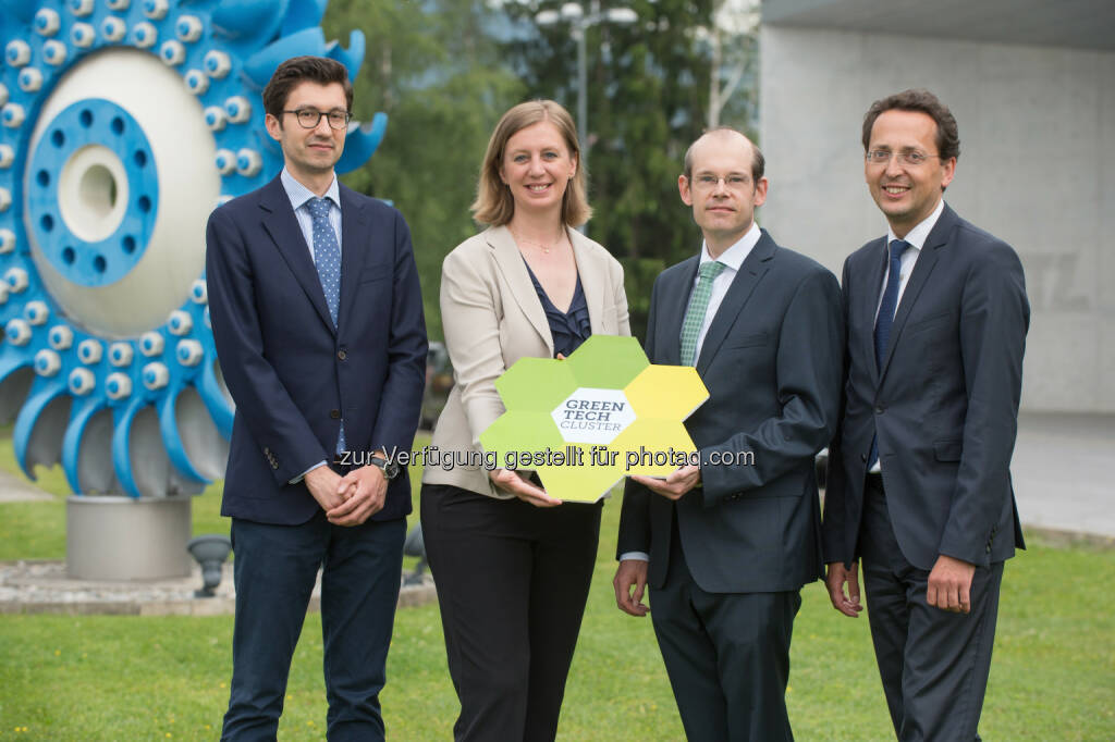 Mag. Artjom Mrotschko (ANDRITZ), LR MMag.a Barbara Eibinger-Miedl, Dr. Helmut Wöginger (ANDRITZ), Ing. Bernhard Puttinger, MBA (Green Tech Cluster) - Green Tech Cluster Styria GmbH: ANDRITZ ist neuer Gesellschafter des Green Tech Clusters (Fotograf: Fotostudio Helmut Jokesch), © Aussender (31.05.2017) 