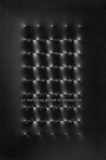 Enrico Castellani, Superficie nera, 60 x 40 cm erzielter Preis € 280.900, © Dorotheum  (17.05.2013) 