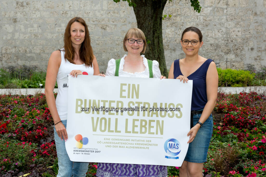 Carmen Viereckl und Julia Wimmer-Elias, beide MAS Alzheimerhilfe (li und re); Mitte: Karin Imlinger-Bauer, GF Landesgartenschau Kremsmünster - MAS Alzheimerhilfe: Gartenschau Kremsmünster setzt ein Zeichen für Menschen mit Demenz (Fotograf: Max Habich / Fotocredit: MAS Alzheimerhilfe), © Aussender (06.06.2017) 