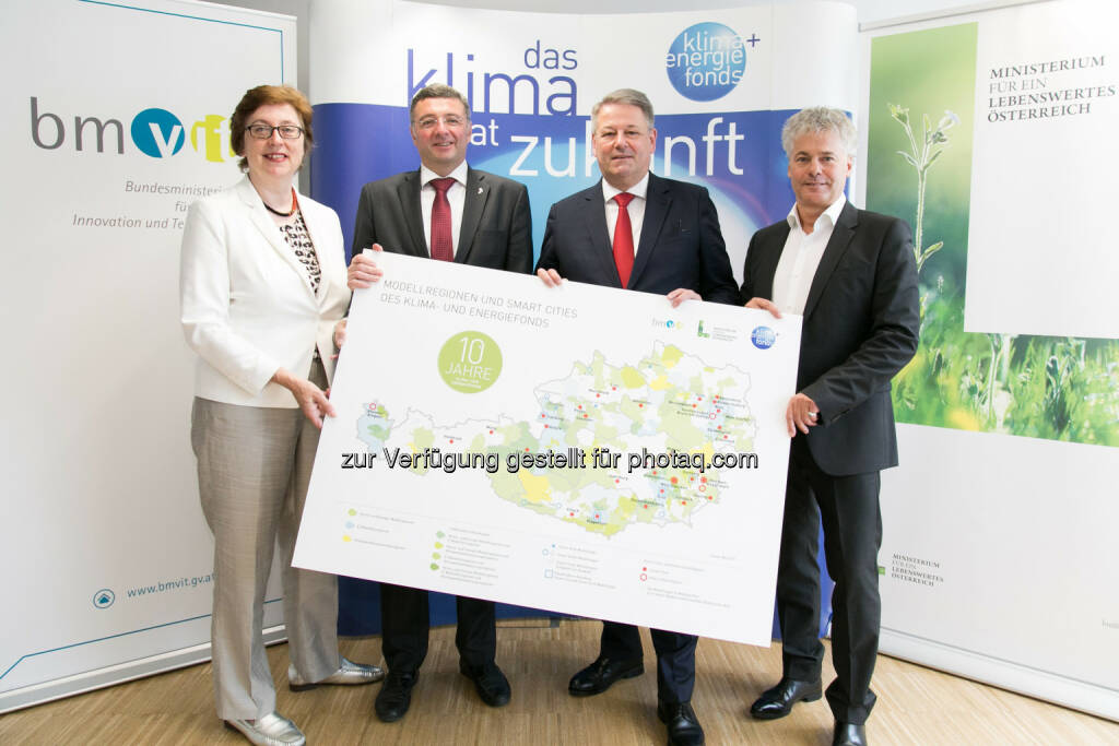 Theresia Vogel (Geschäftsführerin des Klima- und Energiefonds), Jörg Leichtfried (Infrastrukturminister), Andrä Rupprechter (Umweltminister), Ingmar Höbarth (Geschäftsführer des Klima- und Energiefonds). - Klima- und Energiefonds: 10 Jahre Klima- und Energiefonds: 1 Milliarde Euro für die Energie- und Mobilitätswende (Fotocredit: Klima- und Energiefonds/APA-Fotoservice/Rastegar), © Aussender (07.06.2017) 