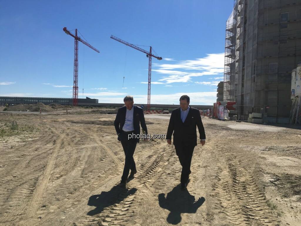 von links: Gerhard Schuster (wien 3420 aspern development AG), Daniel Riedl (CEO Buwog AG), Seestadt Aspern, Kräne, Baustelle, © Christine Petzwinkler (12.06.2017) 