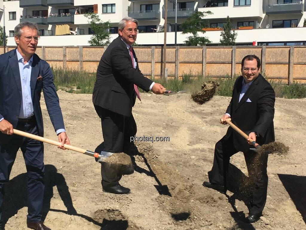 von links: Gerhard Schuster (3420 aspern development AG), Ernst Nevrivy (Bezirksvorsteher Donaustadt) und Daniel Riedl (CEO Buwog AG) beim Spatenstich in der Seestadt Aspern, © Christine Petzwinkler (12.06.2017) 