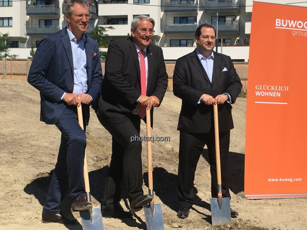 von links: Gerhard Schuster (3420 aspern development AG), Ernst Nevrivy (Bezirksvorsteher Donaustadt) und Daniel Riedl (CEO Buwog AG) beim Spatenstich für das Projekt See See in der Seestadt Aspern, © Christine Petzwinkler (12.06.2017) 