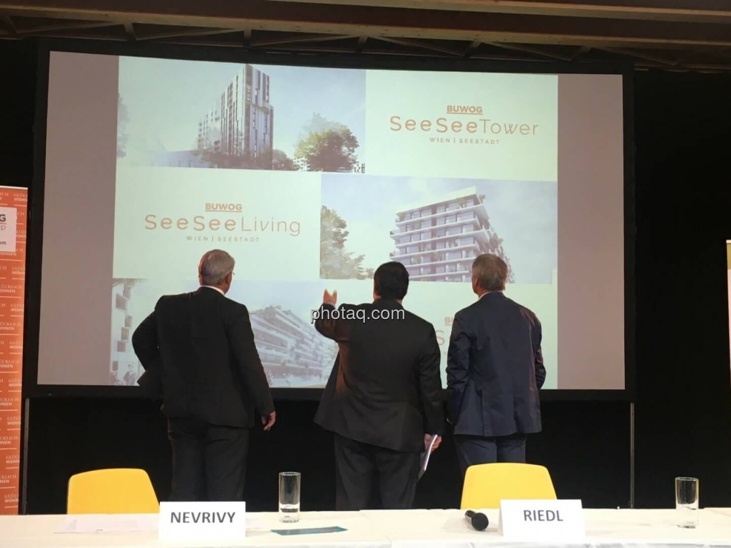 von links: Ernst Nevrivy (Bezirksvorsteher Donaustadt), Daniel Riedl (CEO Buwog AG) und Gerhard Schuster (3420 aspern development AG)