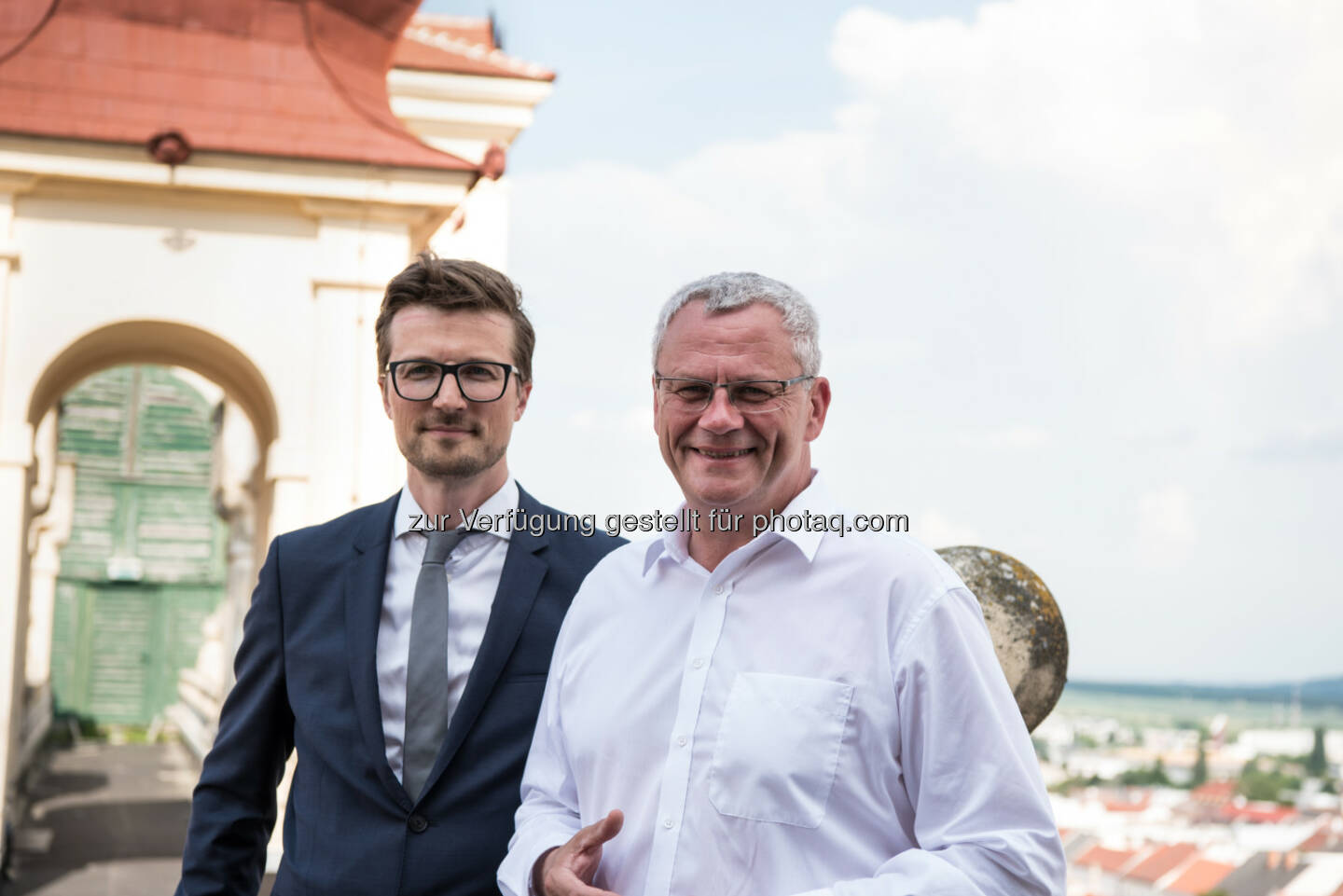 DI Clemens Biffl (Esterhazy Immobilien), LAbg. Mag. Thomas Steiner (Bürgermeister der Landeshauptstadt Freistadt Eisenstadt) - Esterhazy Betriebe GmbH: Umfassende Sanierungsmaßnahmen am Schloss Esterházy in Eisenstadt gestartet (Fotograf: Cornelia Fenz / Fotocredit: Esterhazy)