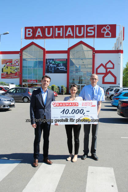 Heinz Reithner (Geschäftsführung BAUHAUS Österreich), Mag. Jennifer Ziegler (Österreichische Kinder-Krebs-Hilfe), Steffen Bleiß (Schöner Wohnen Farbe) - BAUHAUS: BAUHAUS unterstützt die Österreichische Kinder-Krebs-Hilfe (Fotocredit: BAUHAUS), © Aussender (14.06.2017) 